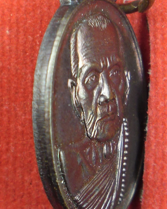 เหรียญเล็กพิมพ์หน้าใหญ่ หลวงปู่หมุน วัดบ้านจาน  ยุคแรกวัดป่าหนองหล่ม มีกล่องพิธีรวยทันใจ ปี ๒๕๔๓(๒๓)