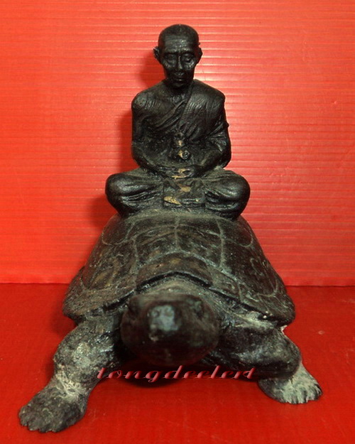 รูปเหมือนบูชาหลวงปู่หลิวนั่งเต่า รุ่นพิเศษ วัดไทรทอง หน้าตัก 2 นิ้วค่ะ