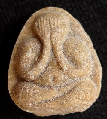 พระปิดตามหาเสน่ห์ หลังยันต์พุทโธ เนื้อเกสรออกเหลือง