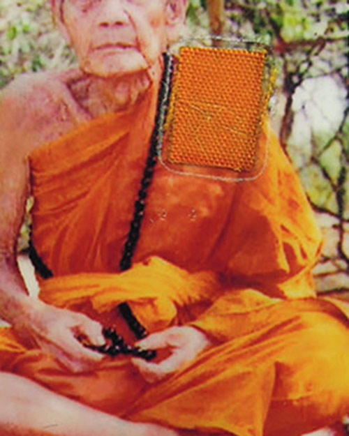 รูป ขนาด2.0x1.5นิ้ว หลวงปู่หมุน วัดบ้านจาน จ.ศรีสะเกษ มีจีวร+เกศา ตอกโค้ดนะ2โค้ด(100ใบ)+กล่องเดิม