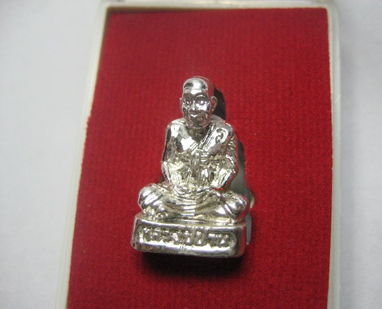 รูปหล่อหลวงปู่ปาน เนื้อเงิน ออกวัดลาดหวาย สมุทรปราการ พร้อมกล่อง