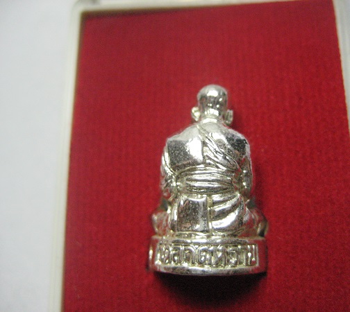 รูปหล่อหลวงปู่ปาน เนื้อเงิน ออกวัดลาดหวาย สมุทรปราการ พร้อมกล่อง