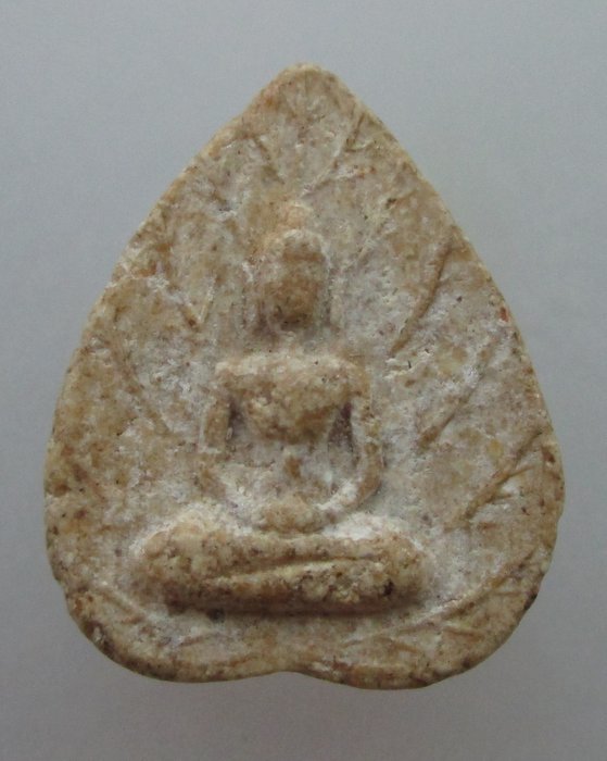 พระผงกลีบบัว หลัง ศก ปี๑๗ หลวงพ่อมุม หลวงพ่อคูณเสก ฯ