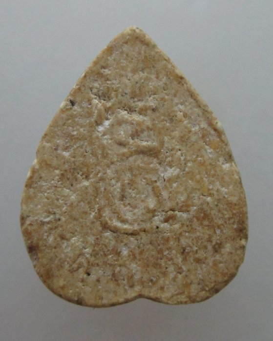 พระผงกลีบบัว หลัง ศก ปี๑๗ หลวงพ่อมุม หลวงพ่อคูณเสก ฯ