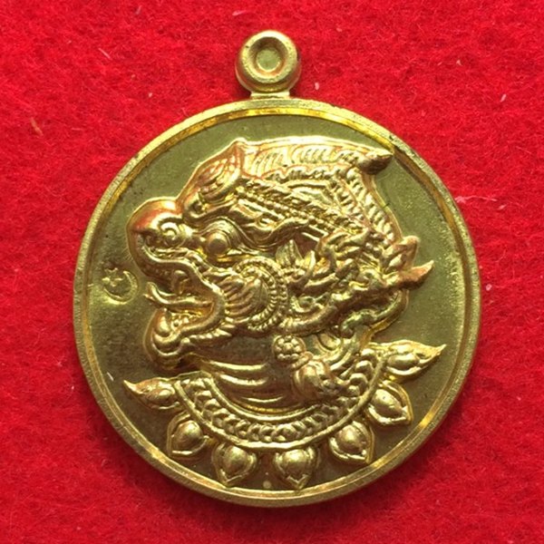 เหรียญหนุมาน รุ่นมหาปราบไตรจักร ปี 2555 หลวงพ่อสาคร วัดหนองกรับ เนื้อใบพัดเรือ หมายเลข ๑๑๔๒