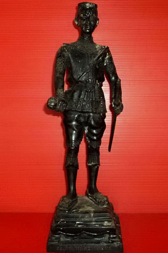 รูปหล่อบูชาสมเด็จพระนเรศวรมหาราช ยืนหลั่งทักษิโณทก ดาบถอดได้ สวยมากค่ะ