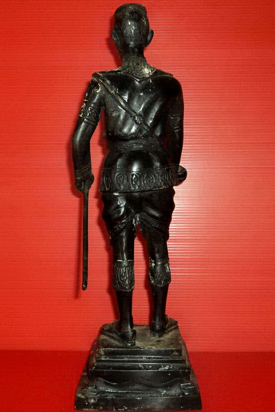 รูปหล่อบูชาสมเด็จพระนเรศวรมหาราช ยืนหลั่งทักษิโณทก ดาบถอดได้ สวยมากค่ะ