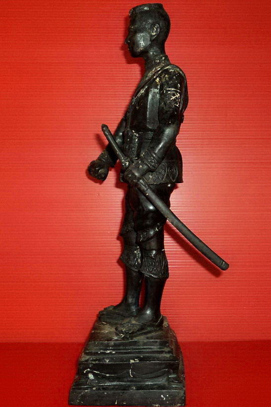 รูปหล่อบูชาสมเด็จพระนเรศวรมหาราช ยืนหลั่งทักษิโณทก ดาบถอดได้ สวยมากค่ะ