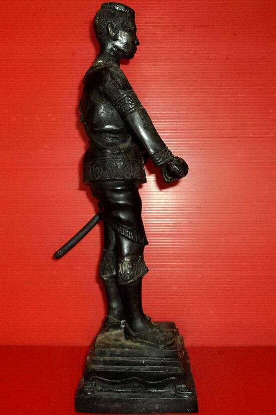 รูปหล่อบูชาสมเด็จพระนเรศวรมหาราช ยืนหลั่งทักษิโณทก ดาบถอดได้ สวยมากค่ะ