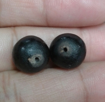 เม็ดประคำ เหล็กน้ำพี้ รุ่น เสาร์ห้ามหาเศรษฐี  วัดซับลำใย หลวงปุ่หมุน ปลุกเศก ปี 43....2  เม็ด