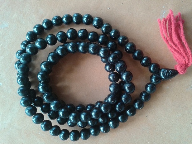 .เม็ดประคำ เหล็กน้ำพี้ รุ่น เสาร์ห้ามหาเศรษฐี  1เม็ด วัดซับลำใย หลวงปุ่หมุน ปลุกเศก ปี 43..(4)