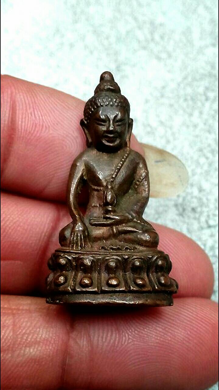 พระกริ่งรุ่นหมดหนี้หลวงพ่อวิริยังค์เนื้อนวะ