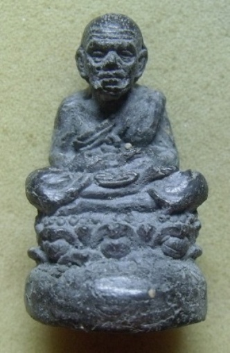 **วัดใจ**หลวงปู่ทวดพิมพ์ลอยองค์บัวรอบ เนื้อว่าน องค์ใหญ่ มีโค้ดด้านหลัง เก่าๆ**สวยๆ เชิญชมครับ