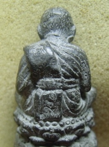 **วัดใจ**หลวงปู่ทวดพิมพ์ลอยองค์บัวรอบ เนื้อว่าน องค์ใหญ่ มีโค้ดด้านหลัง เก่าๆ**สวยๆ เชิญชมครับ