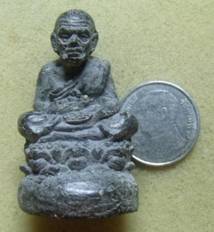 **วัดใจ**หลวงปู่ทวดพิมพ์ลอยองค์บัวรอบ เนื้อว่าน องค์ใหญ่ มีโค้ดด้านหลัง เก่าๆ**สวยๆ เชิญชมครับ