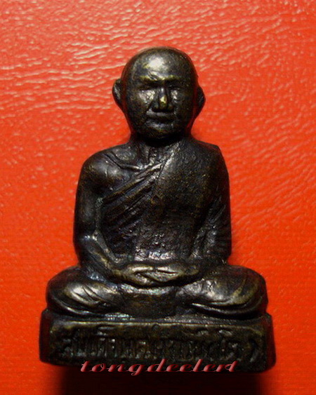 รูปหล่อปั๊มสมเด็จพุฒาจารย์(โต) พรหมรังสี เนื้อทองผสมอุดกริ่ง ใต้ฐานวงเดือนค่ะ 