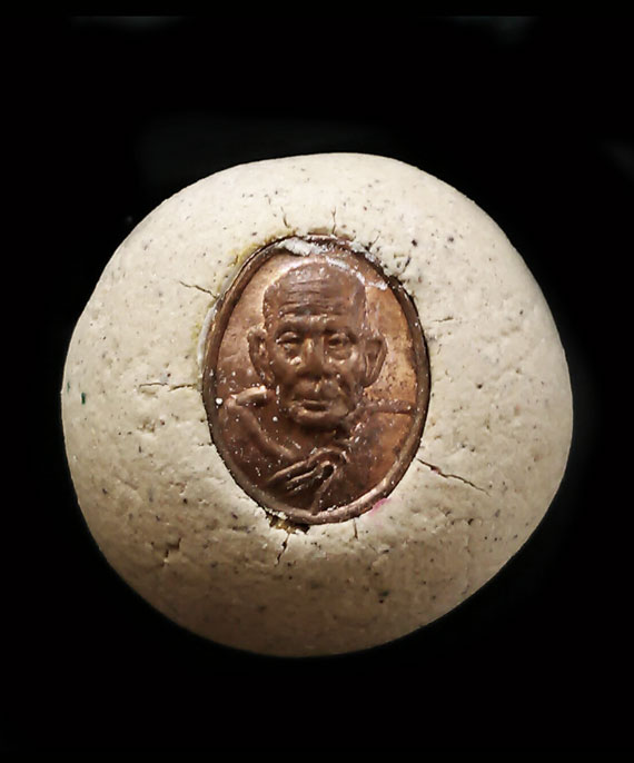 ลูกอมปั้นจารมือฝังเม็ดยา หลวงปู่หมุน ปลุกเสก ปี43 วัดซับลำใย เม็ดยาหน้าไม่แตก นิยม ผิวไฟแดงๆ