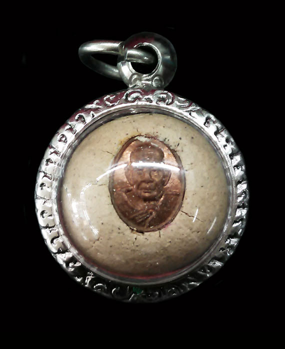 ลูกอมปั้นจารมือฝังเม็ดยา หลวงปู่หมุน ปลุกเสก ปี43 วัดซับลำใย เม็ดยาหน้าไม่แตก นิยม ผิวไฟแดงๆ