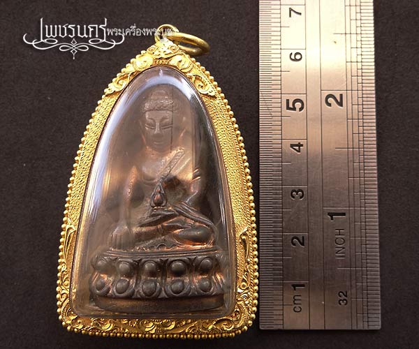 +++ พระกริ่งจักรพรรดิ์ เนื้อนวะ วัดสุทัศน์ฯ  มาพร้อมกรอบทองยกซุ้ม +++