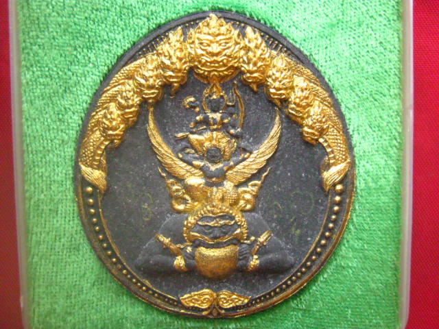 พระมหานวนาค (พระเสาร์เก้าเศียร) คู่มิตรพระนารายณ์ประทับพระราหู เนื้อผงจัมโบ้ สีดำปัดทอง ปี 2548