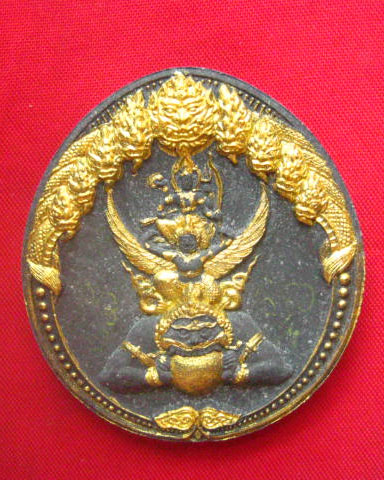 พระมหานวนาค (พระเสาร์เก้าเศียร) คู่มิตรพระนารายณ์ประทับพระราหู เนื้อผงจัมโบ้ สีดำปัดทอง ปี 2548