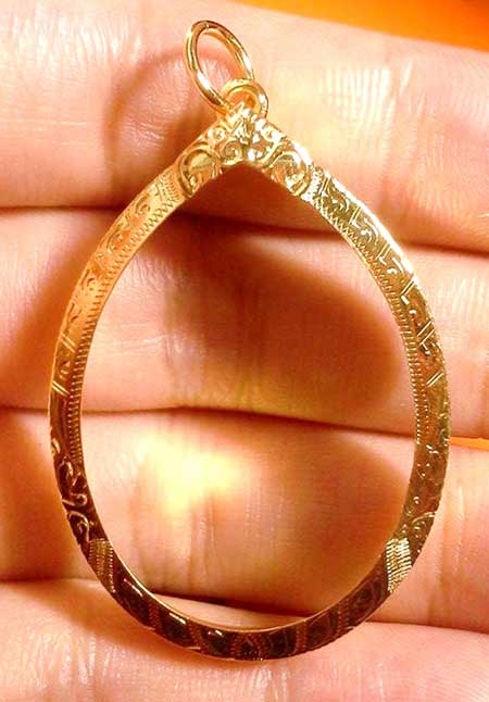 กรอบทองยกซุ้ม ใส่เหรียญหลวงปู่ทวดรุ่น234/มนพระกาฬ หลวงปู่หมุน/ทั่วไปน้ำหนัก 1.73กรัมราคา2630บาท