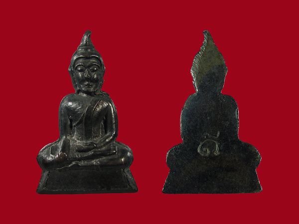 พระท่ากระดานรุ่นแรก หลวงปู่ดี วัดเทวสังฆาราม(เหนือ) กาญจนบุรี ปี 2485 เนื้อนวะ พิมพ์นิ้วชิด(นิยม)