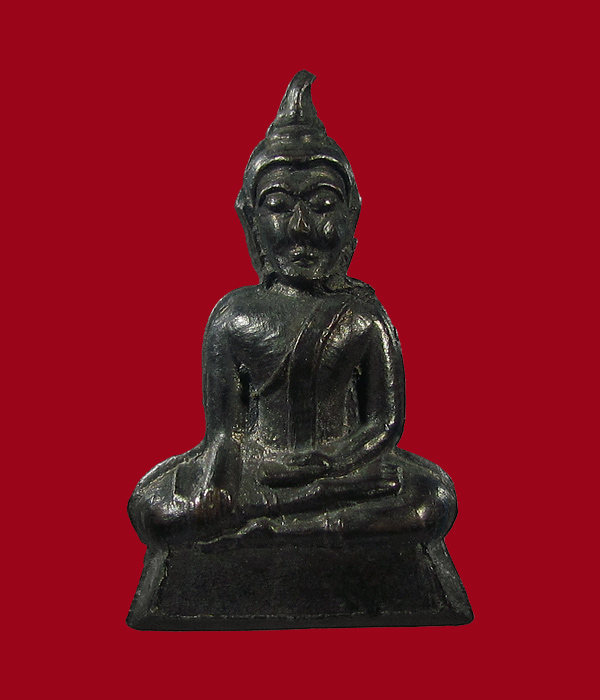 พระท่ากระดานรุ่นแรก หลวงปู่ดี วัดเทวสังฆาราม(เหนือ) กาญจนบุรี ปี 2485 เนื้อนวะ พิมพ์นิ้วชิด(นิยม)