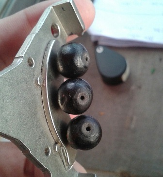 ประคำเหล็กน้ำพี้ รุ่นเสาร์ห้ามหาเศรษฐี สีดำ ขนาดกลาง หลวงปู่หมุน ปลุกเศก ปี 43...3 เม็ด (1 )