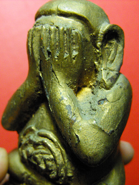 พระปิดตาไม้แกะ เก่ามีอายุ ขนาดบูชา 2.2x4.2 นิ้ว