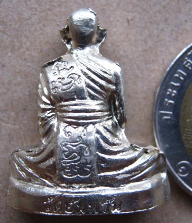 พระรูปเหมือนปั้มเข่ากว้าง หลวงพ่อจรัญ วัดอัมพวัน จ สิงห์บุรี เนื้ออัลปาก้า อยู่ในชุดกรรมการ หมายเลข 