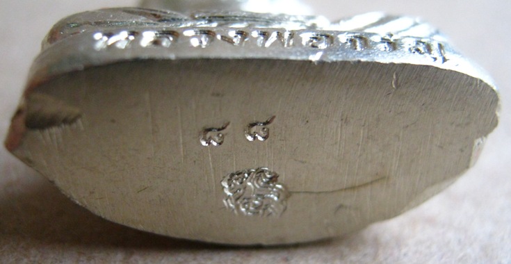 พระรูปเหมือนปั้มเข่ากว้าง หลวงพ่อจรัญ วัดอัมพวัน จ สิงห์บุรี เนื้ออัลปาก้า อยู่ในชุดกรรมการ หมายเลข 