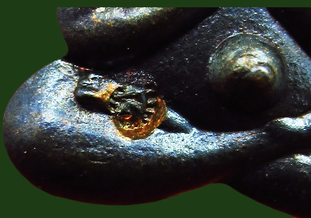 พระปิดตาหลังรูปเหมือน เนื้อทองแดง หลวงพ่อสาคร มนุญฺโญ วัดหนองกรับ จ.ระยอง ปี ๒๕๔๙