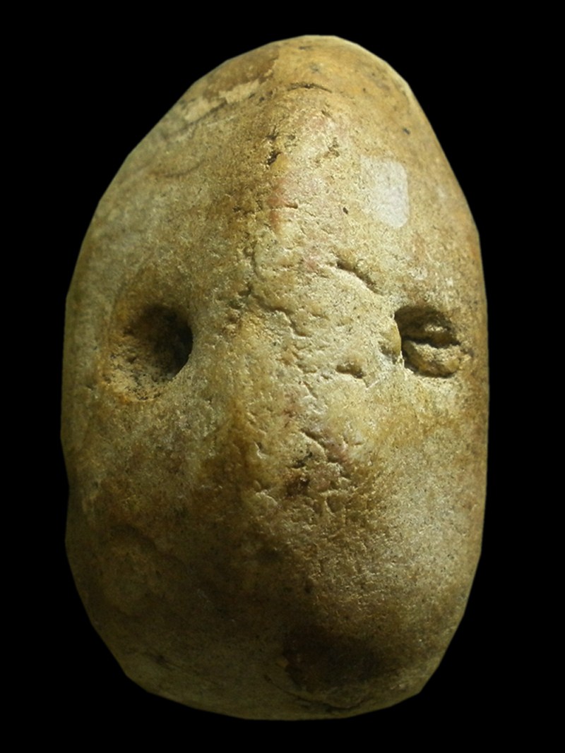 พระพิมพ์เนื้อผงพุทธคุณ  กรุวัดทัพข้าว แบบหลังหูไห่ (มีรู)จ.สุโขทัย สร้างยุครัตนโกสินทร์