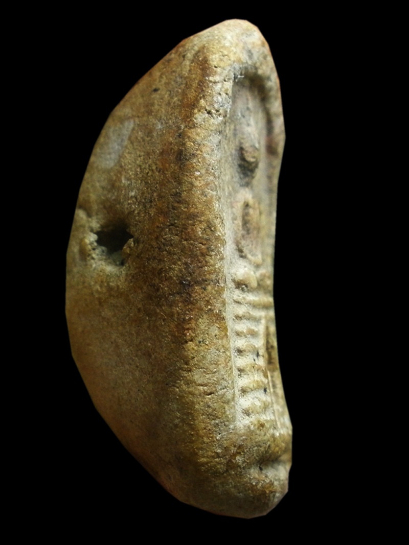 พระพิมพ์เนื้อผงพุทธคุณ  กรุวัดทัพข้าว แบบหลังหูไห่ (มีรู)จ.สุโขทัย สร้างยุครัตนโกสินทร์