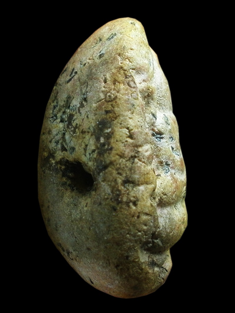 พระพิมพ์เนื้อผงพุทธคุณ  กรุวัดทัพข้าว แบบหลังหูไห่ (มีรู)จ.สุโขทัย สร้างยุครัตนโกสินทร์