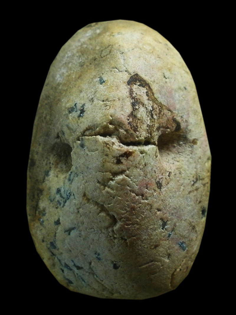 พระพิมพ์เนื้อผงพุทธคุณ  กรุวัดทัพข้าว แบบหลังหูไห่ (มีรู)จ.สุโขทัย สร้างยุครัตนโกสินทร์