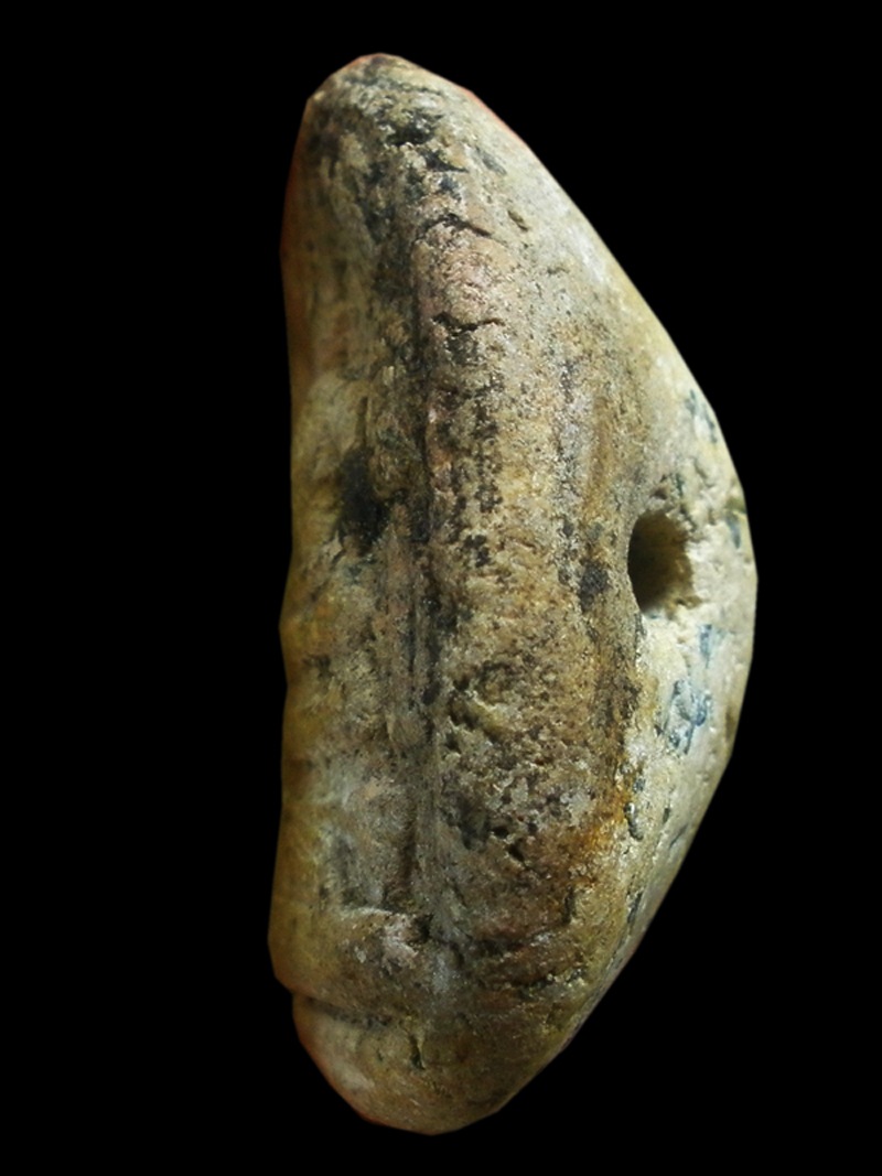 พระพิมพ์เนื้อผงพุทธคุณ  กรุวัดทัพข้าว แบบหลังหูไห่ (มีรู)จ.สุโขทัย สร้างยุครัตนโกสินทร์