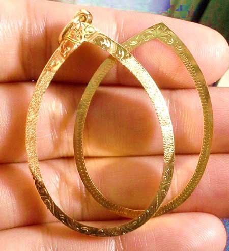 กรอบทองยกซุ้มโชว์ห่วงใส่เหรียญหลวงพ่อคูณปี17/รับเสด็จ/แม่น้ำคู้หลวงปู่ทิมน้ำหนัก1.56กรัมราคา2470บาท 