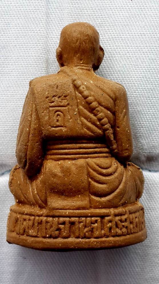 หล่อรูปเหมือน หลวงปู่หมุน วัดบ้านจาน ศรีสะเกษ เนื้อผสมผงธูป รุ่น รวย รุ่งเรือง