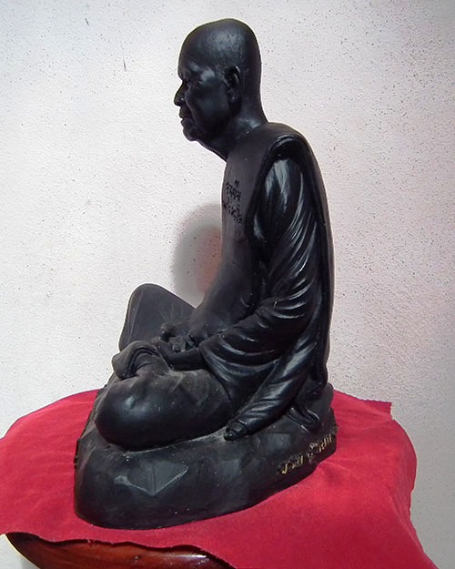 พระบูชาหลวงตามหาบัว ขนาดหน้าตัก ๙ นิ้ว ปี.๒๕๕๒ เนื้อแร่