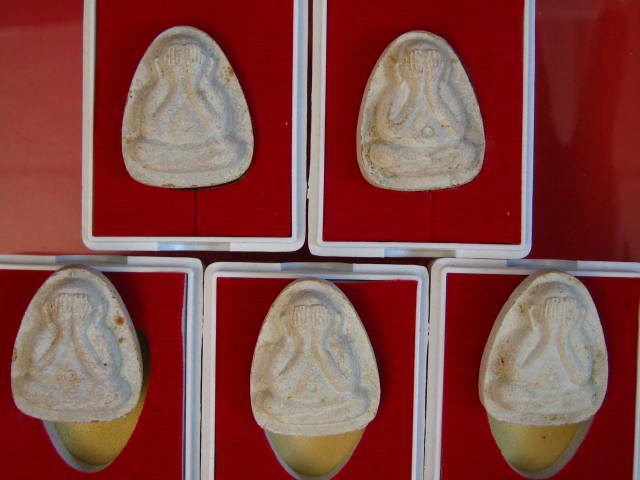 ปิดตา หลังยันต์นะ (3 ยันต์) หลวงพ่อเกษม ปี36 ทีเดียว 5 องค์. ..กล่อง