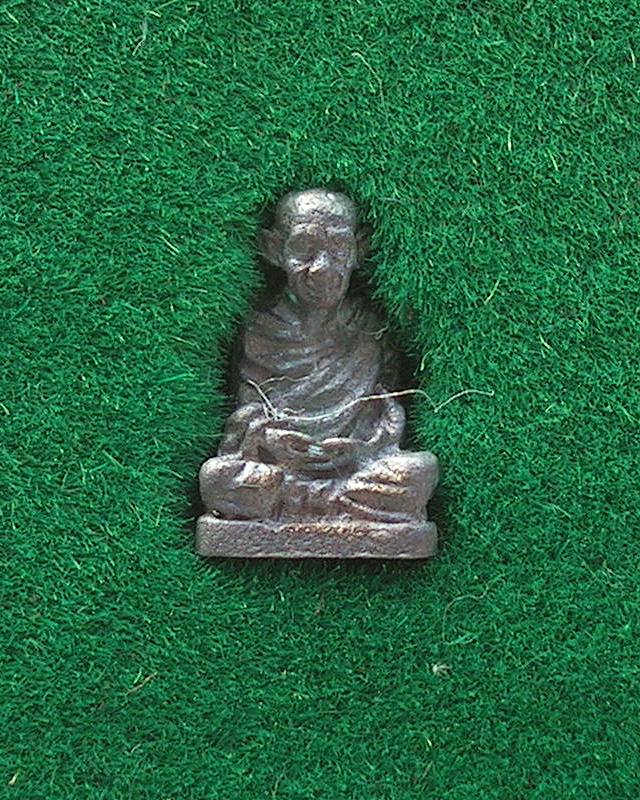 รูปหล่อจิ๋วหลวงพ่อเกษม เขมโก สุสานไตรลักษณ์ จ.ลำปาง เนื้อเงิน ปี 37