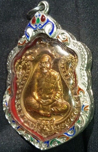 เหรียญ 6 รอบเนื้อชนวนหูตันสวยๆเบอร์ 6035 เลี่ยมเงินยกซุ้มลงยาพร้อมใช้ พระแท้เก้คืนเต็ม