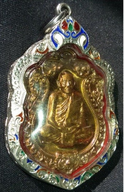 เหรียญ 6 รอบเนื้อชนวนหูตันสวยๆเบอร์ 6035 เลี่ยมเงินยกซุ้มลงยาพร้อมใช้ พระแท้เก้คืนเต็ม