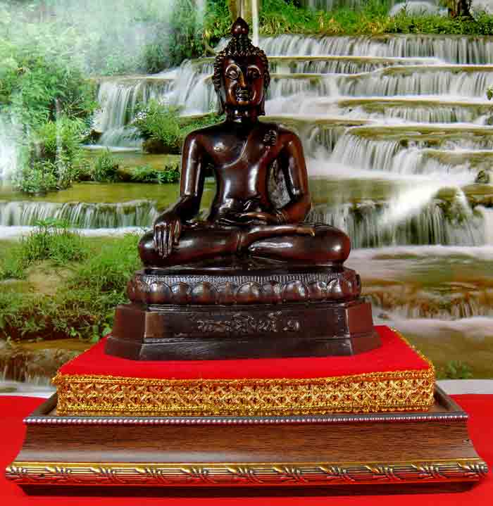 พระพุทธรูป พิมพ์เชียงแสน ( สิงห์ ๑ ) เนื้อโลหะ หน้าตัก 5 นิ้ว ใต้ฐานอุดแผ่นยันต์ ขนาดความสูง 8.5 นิ