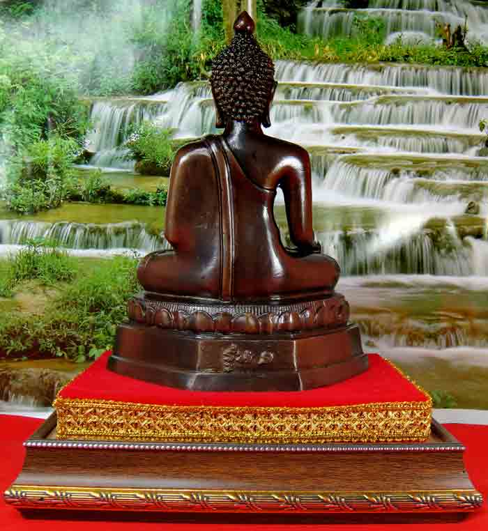 พระพุทธรูป พิมพ์เชียงแสน ( สิงห์ ๑ ) เนื้อโลหะ หน้าตัก 5 นิ้ว ใต้ฐานอุดแผ่นยันต์ ขนาดความสูง 8.5 นิ