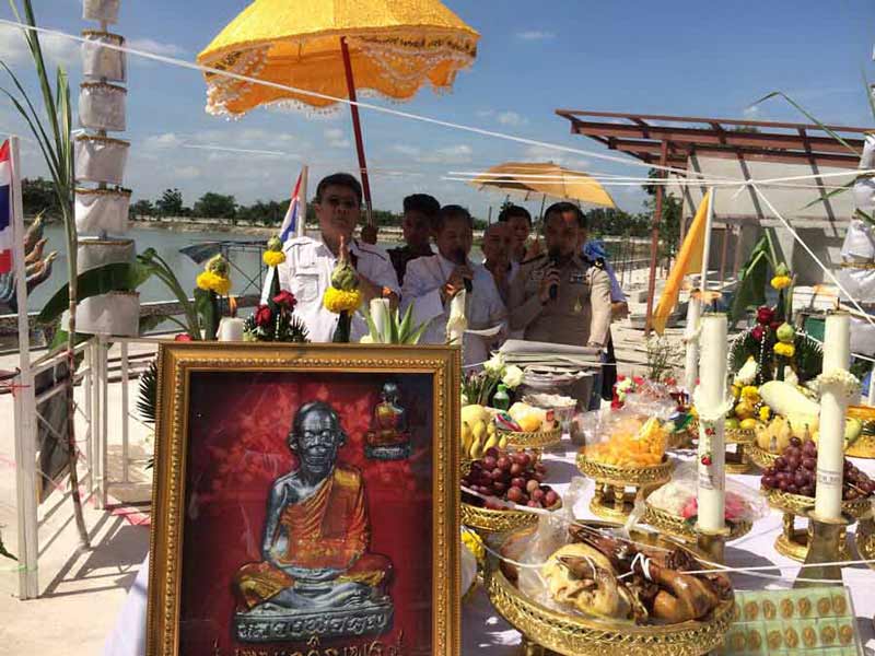 รูปเหมือนปั้มหลวงพ่อคูณ วัดบ้านไร่ รุ่น "ปั๊มเทพเจริญพร" เนื้อกะไหล่เงินลงยาจีวร