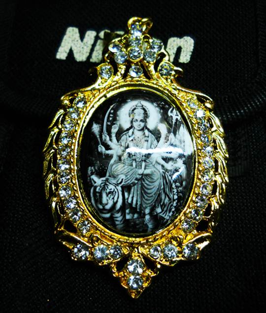 แก้ปีชง..ล็อกเก็ตขาวดำจัมโบ้แขวน เจ้าแม่อุมาเทวี ขี่เสือ ล้อมกรอบขนาด 2 นิ้วครึ่ง สวยมั๊กๆครับ