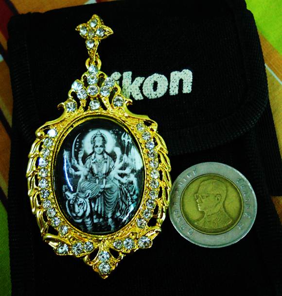 แก้ปีชง..ล็อกเก็ตขาวดำจัมโบ้แขวน เจ้าแม่อุมาเทวี ขี่เสือ ล้อมกรอบขนาด 2 นิ้วครึ่ง สวยมั๊กๆครับ